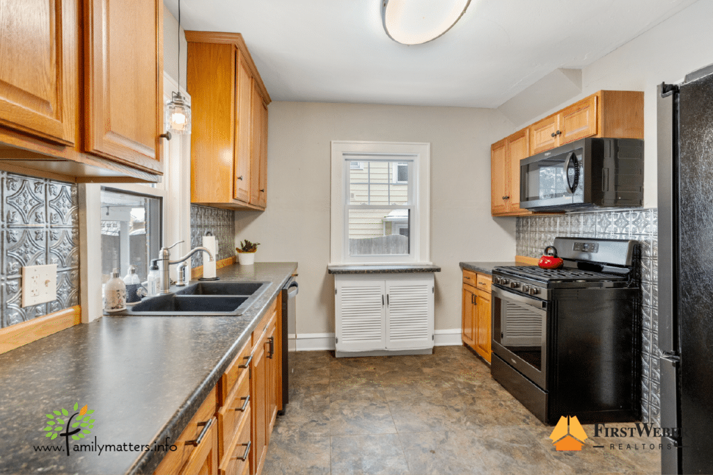 509 E Brewster for sale - kitchen overlooking back yard